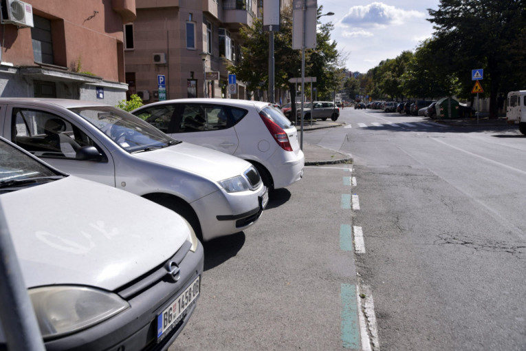 Pešaci, oprez: Gredama i ciglama čuvaju parking-mesta (FOTO)