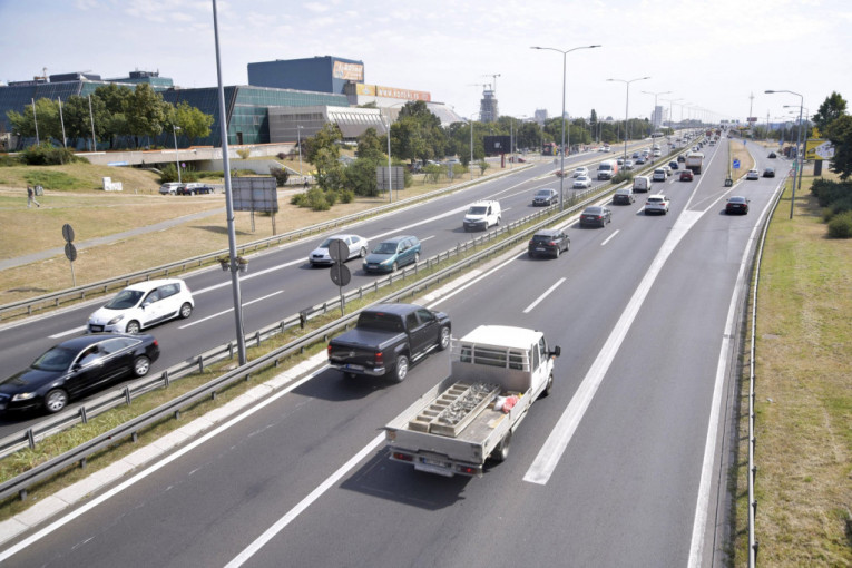 Saobraćaj slabijeg intenziteta na putevima u Srbiji, večeras moguće gužve