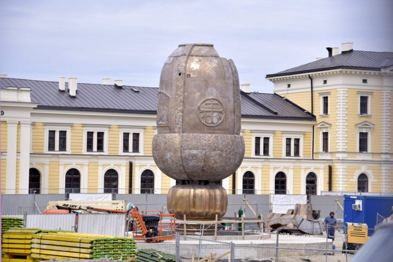Stigli poslednji delovi spomenika: Lik Stefana Nemanje zablistao na Savskom trgu (FOTO)