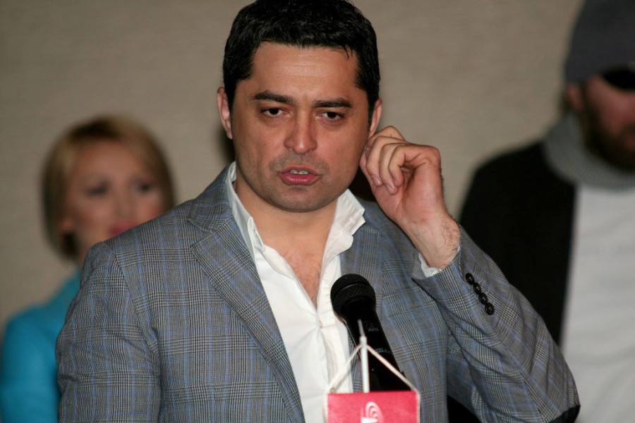 Pevač stradao kad je krenuo na nastup: Evo gde je i kako njegova supruga saznala za to