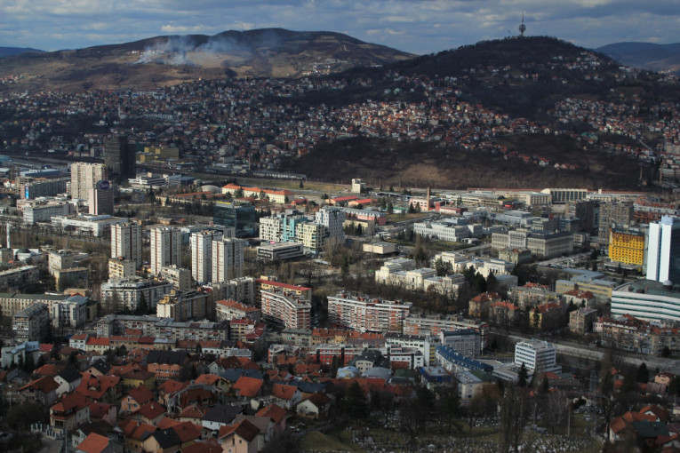 Skandal u Sarajevu: Postavili kamen sa citatom britanskog slikara koji su pripisali Aliji Izetbegoviću