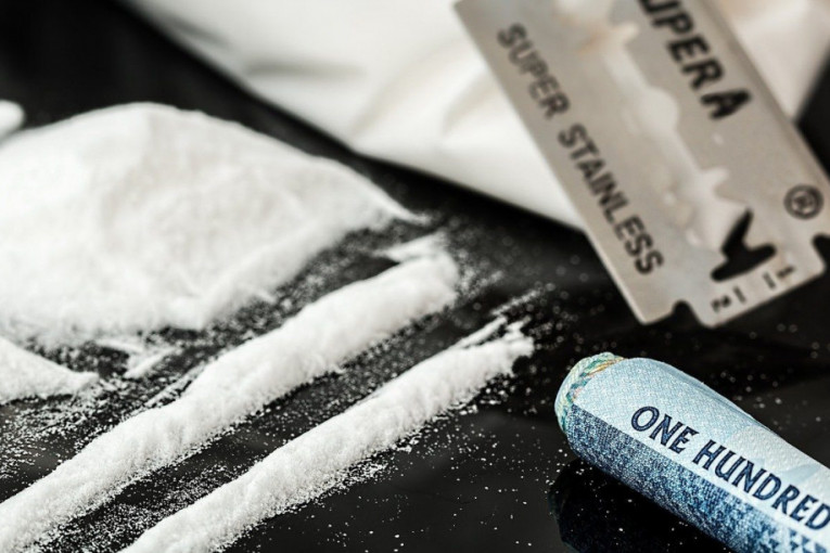 Spavao na kokainu: Četiri paketića s drogom sakrio u jastuku!