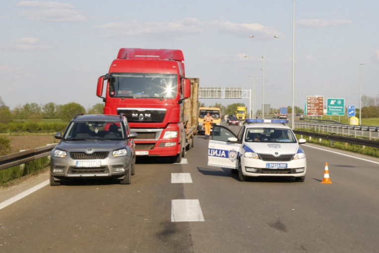 Policija istražuje bizarnu smrt na auto-putu: Preko Milisava prešlo nekoliko kamiona