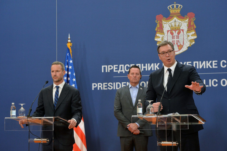 Predsednik Srbije na večeri ugostio delegaciju SAD, razmenili poklone (FOTO)