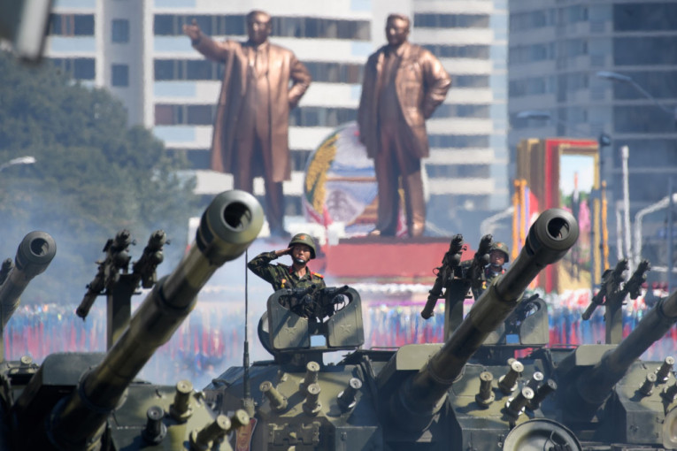 Na satelitskim snimcima primećeno 40 vojnih vozila koja su se uputila ka Trgu Kim Il Sunga: Kim celom svetu želi da pokaže svoju moć