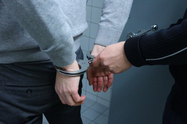 U stanu držao drogu i oružje: Uhapšen muškarac (31)