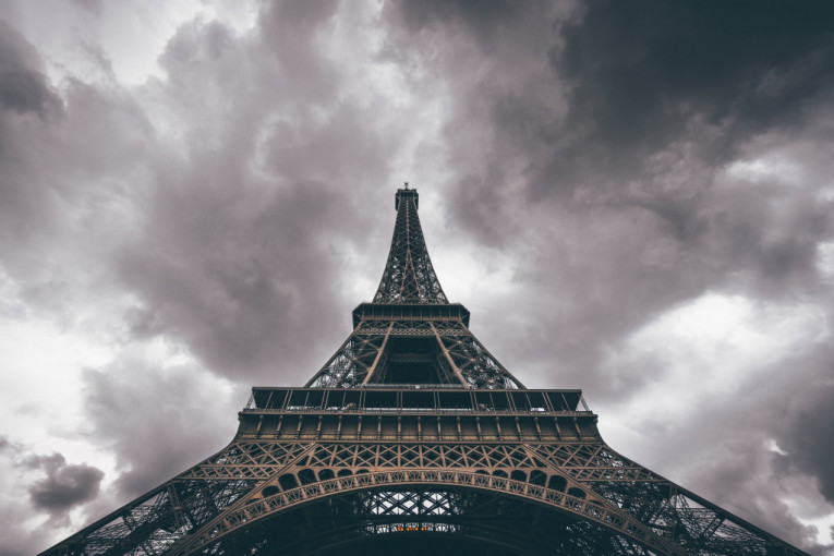 Evakuisana Ajfelova kula u Parizu (VIDEO)