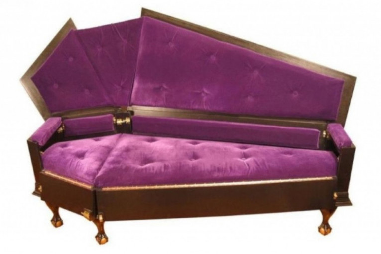 Da li biste u svoj dom uneli sofu u obliku mrtvačkog sanduka?