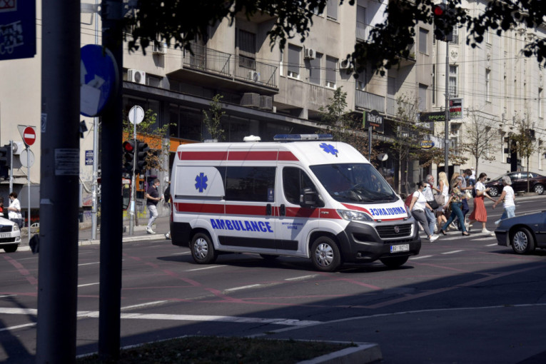Udes na Voždovcu: Sudarili se autobus i taksi, povređena jedna osoba