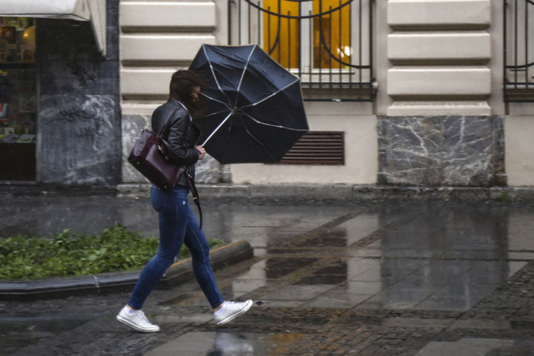 Kišobran i cipele prva linija odbrane: Vreme ne obećava, posle podne prestanak padavina