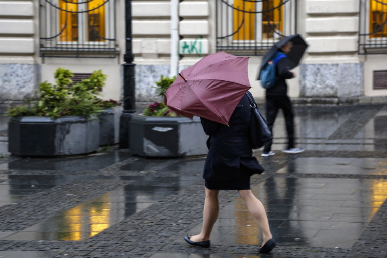 Upozorenje RHMZ: Žuti meteoalarm zbog jakog vetra; pljušti kiša u Beogradu