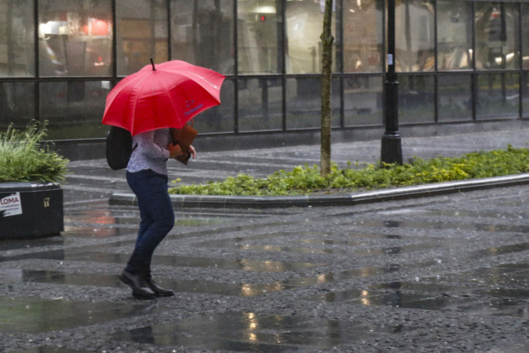 Ne odlažite kišobrane: U narednim satima mogući pljuskovi, samo će u jednom delu naše zemlje biti bez padavina