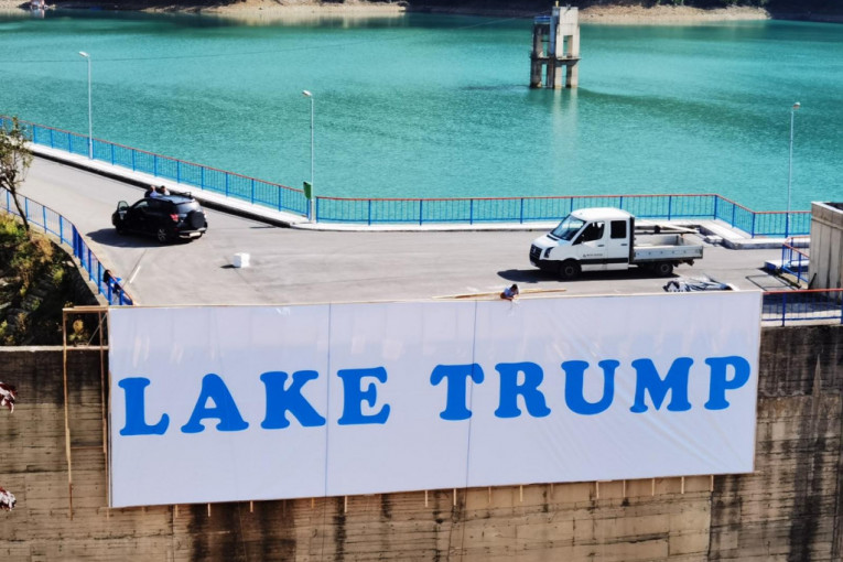 Gazivode postale "Trampovo jezero": Srbi sa KiM transparentima zahvalili američkom predsedniku (FOTO)
