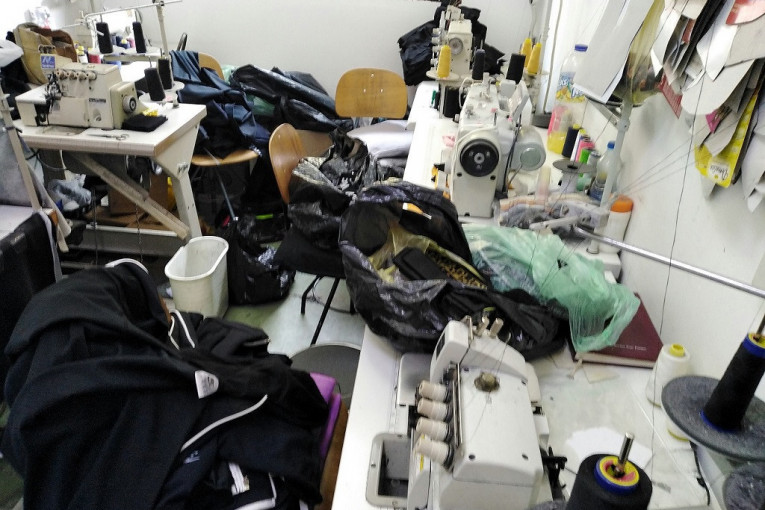 Otkrivene krojačke radionice za lažno "brendiranje": Pronađeno 300 trenerki i 9.000 etiketa