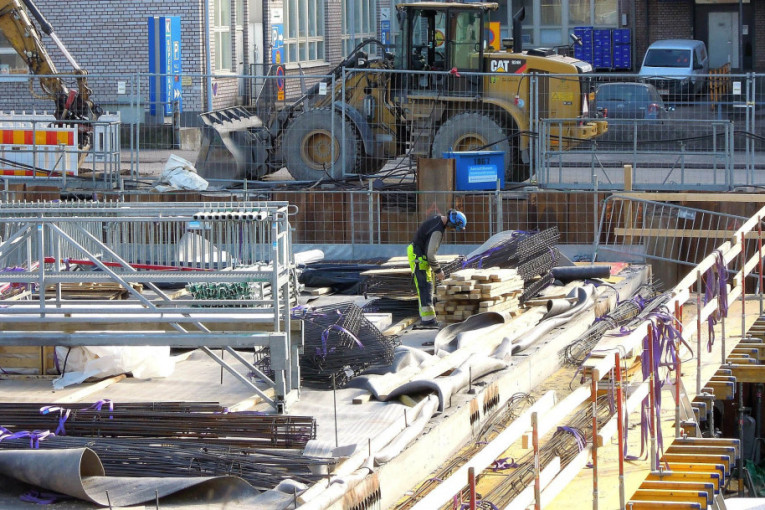 Početkom sledeće godine počinje izgradnja 164 stana za izbegle porodice iz BiH i Hrvatske