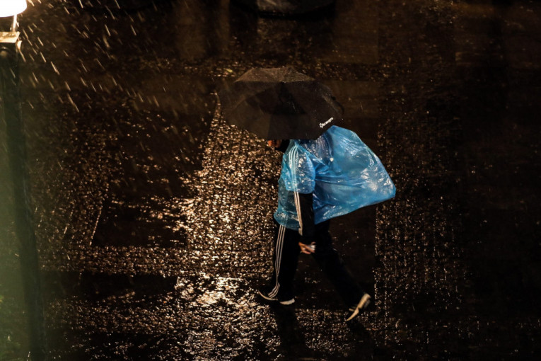 Ne izlazite bez kišobrana: Danas sveže, pljuštaće i kiša
