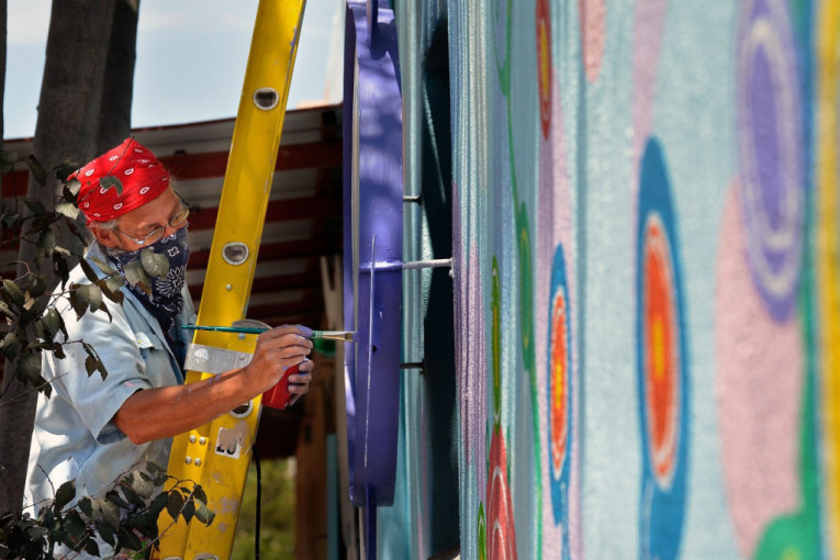 Umetnice muralima ulepšavaju fasade Dorćola: Počinje Festival "Rekonstrukcija"