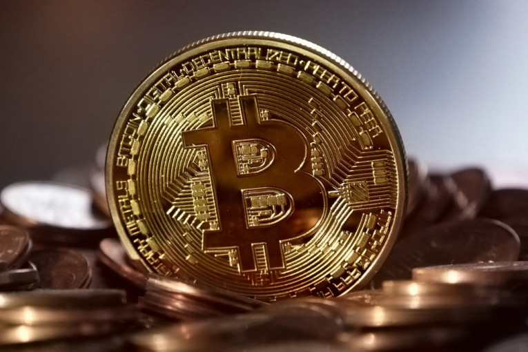 Turbulentno na tržištu kriptovaluta: Bitkoin pao na 32.000 dolara