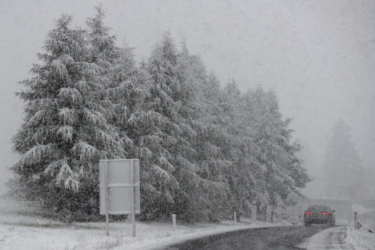 Opasnost od lavina u Sloveniji, palo pola metra snega