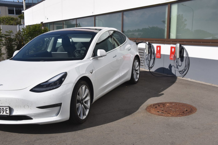 Sve zbog jednog šrafa: "Tesla" povlači 6.000 vozila u SAD