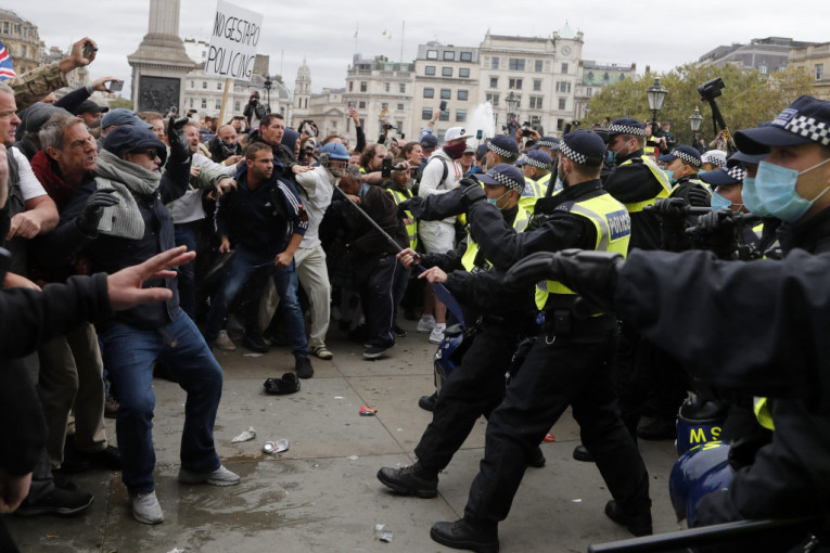 Dok u Britaniji korona "bukti": U Londonu uhapšeno 10 demonstranata, povređena četiri policajca
