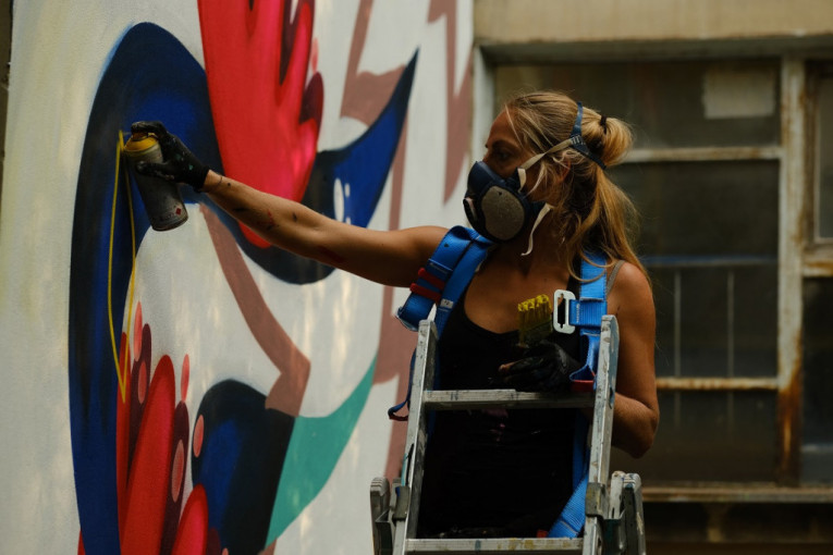 Umetnice slikaju murale na Dorćolu: Festival "Rekonstrukcija" i prepoznatljivost žena na uličnoj sceni