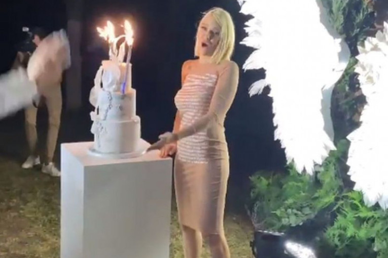Žurka u belom: Nata proslavila 40. rođendan na svom salašu (FOTO)
