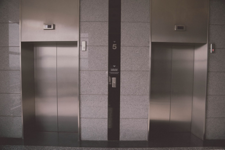 Virusolozi upozoravaju: Britanski soj čeka u liftovima, ako uđete bez maske zarazićete se