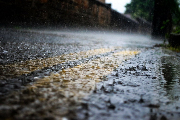 Ako krećete na put opet oprezno: Kiša pljušti u većem delu zemlje