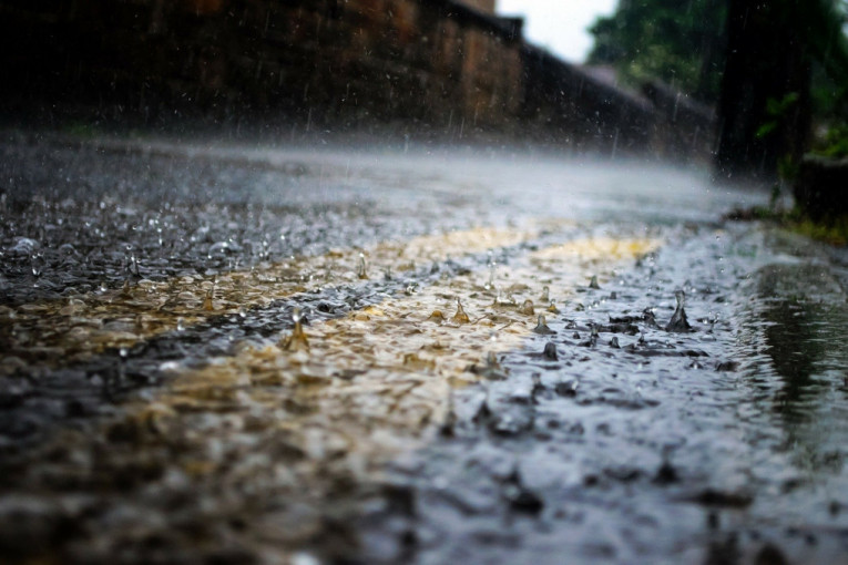 AMSS upozorava vozače: Oprez zbog kiše i mokrih kolovoza