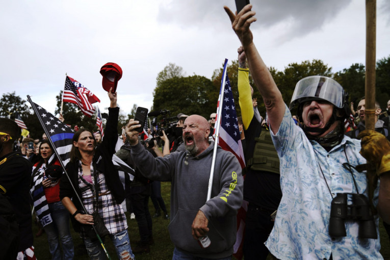 Novi sukobi u SAD: Desničari protestovali protiv „domaćeg terorizma“, levičari napali policiju i zapalili američku zastavu (FOTO+VIDEO)