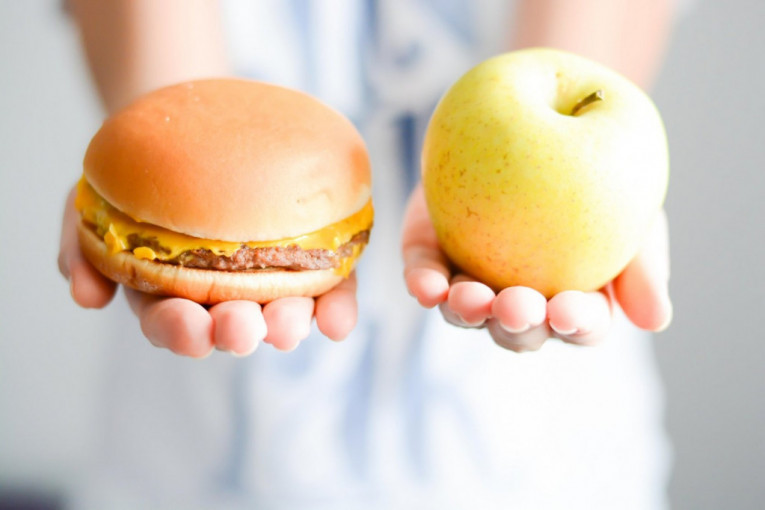 Poznati trener razbio mit o podeli namirnica na zdrave i nezdrave: Tvrdi da živimo u zabludi (FOTO)