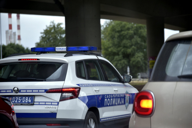 Filmska potera u Novom Sadu: Bežao policiji, vozio trotoarom, izmerili mu dva promila!