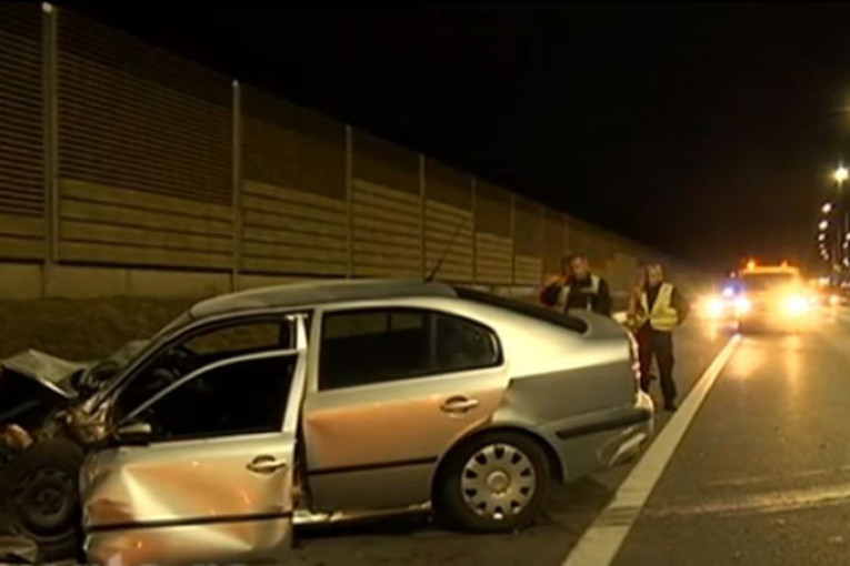 Nesreća na auto-putu u Beogradu: Automobil naleteo na autobus