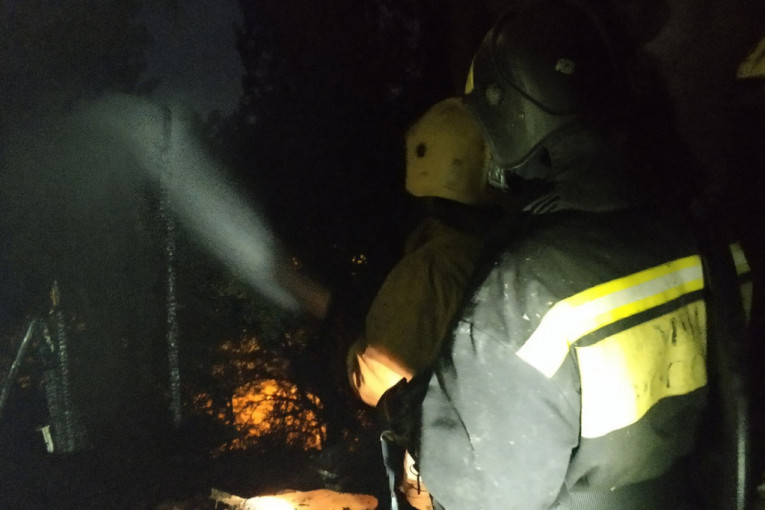 Požar u Ostružnici: Gori vikendica pored reke