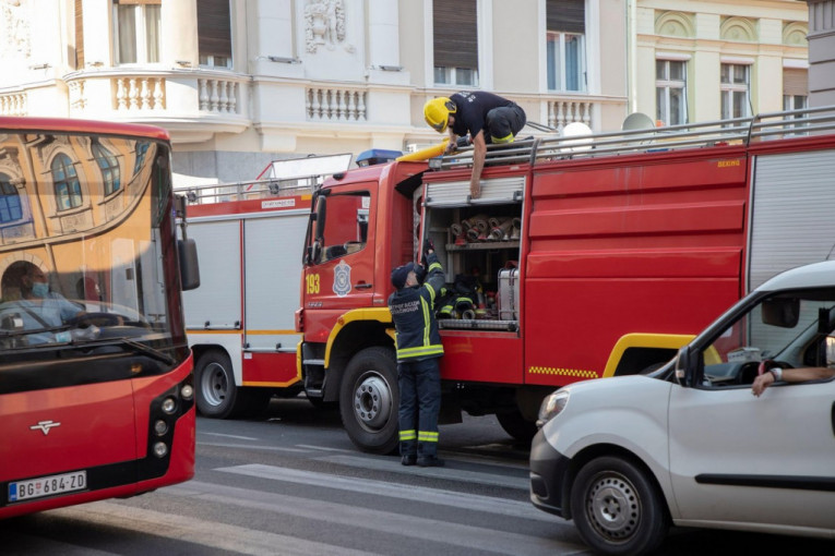 Muke u Nišu: Čovek težak više od 200 kilograma ima koronu, ni vatrogasci nisu mogli da ga odvezu u bolnicu