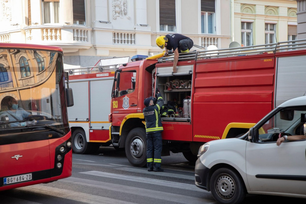 Požar u Dalmatinskoj ulici: Komšije istrčale na ulicu (VIDEO)