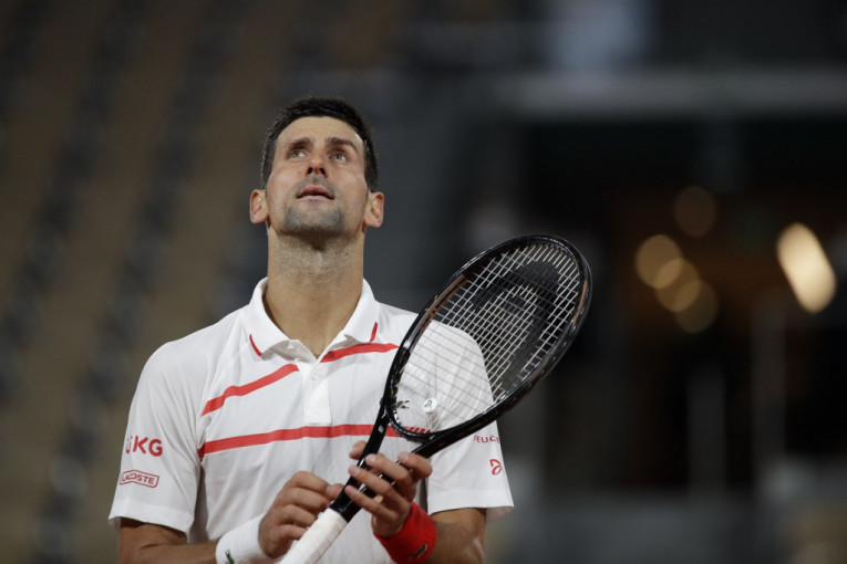 Federerov navijač pokušao da isprovocira Đokovića: Novak je imao spreman odgovor i na terenu i na konferenciji za štampu (Video)