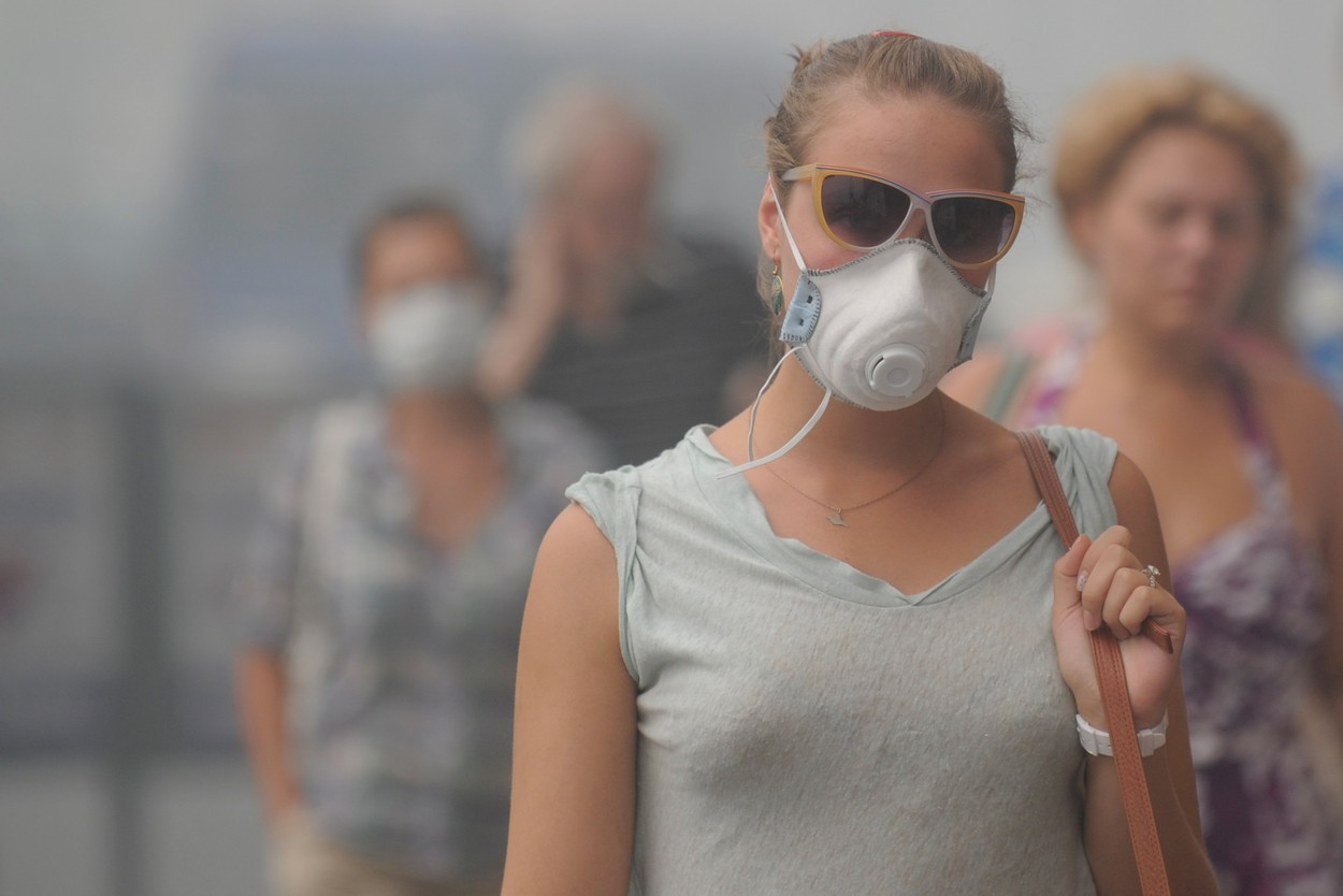 Тяжело вдыхать воздух. Люди в масках от дыма. Смог и люди. Респиратор от смога. Маска от смога.