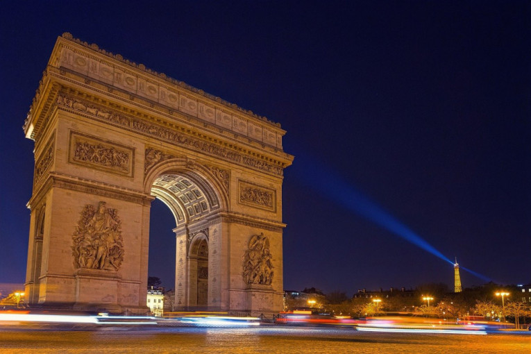U Francuskoj se uvodi policijski čas za Pariz i još devet gradova; Makron: Svako ko prekrši mere biće pronađen!