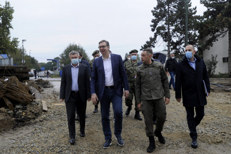 Predsednik Vučić obišao radove na izgradnji kovid-bolnice: Važno da bude gotovo do 1. decembra