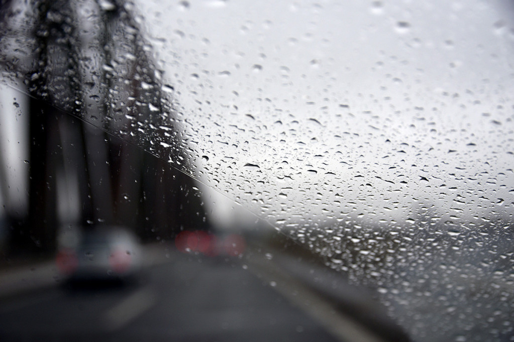 Otežani uslovi vožnje: Vozači oprezno zbog mokrih kolovoza
