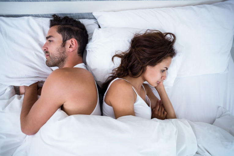 Iznenadiće vas: Najnovija teorija britanskog hirurga otkriva da li je bolje spavati sam ili sa partnerom