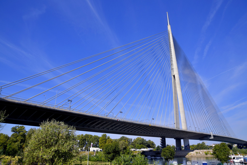 Crna nedelja u Beogradu: Muškarac skočio s Mosta na Adi direktno na beton!