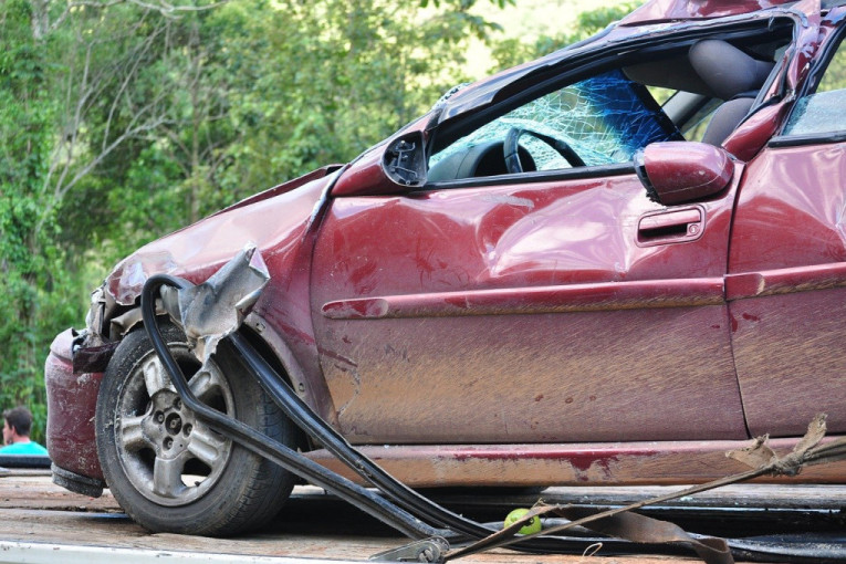 Udes na Novom Beogradu: Vozač sleteo sa puta, izašao iz automobila i zapalio ga