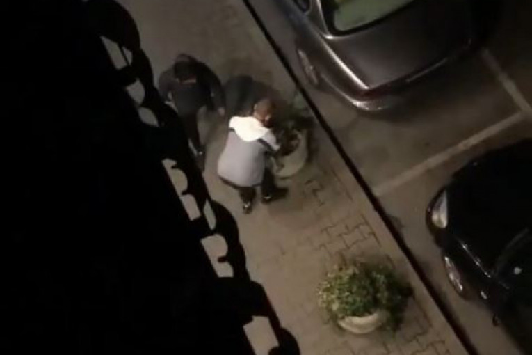 Uhapšeni huligani koji su divljali na ulici: Policija ih zatekla pored obijenog frižidera sa pićima (VIDEO)