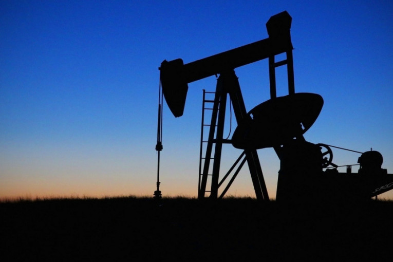 Cene nafte padaju: Širenje delta soja vrši pritisak