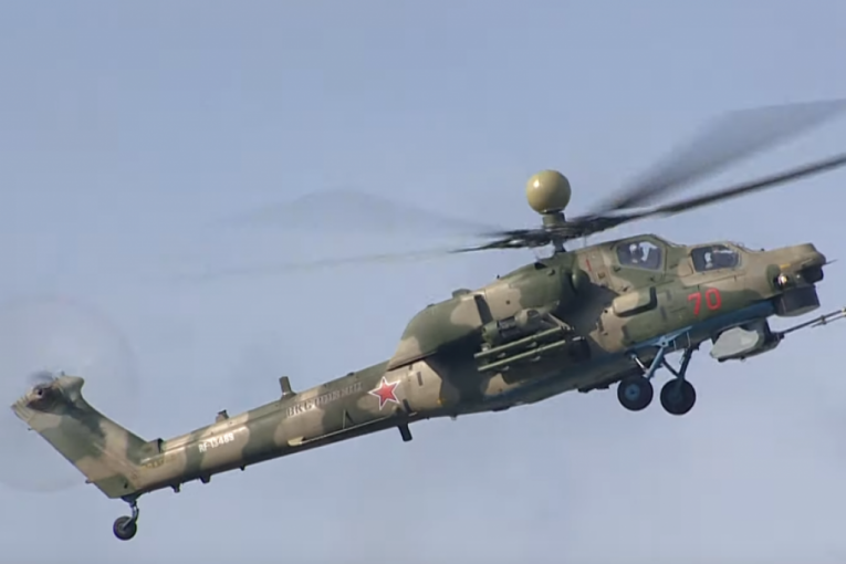 Ruski helikopter ispaljuje dronove kamikaze: Novo naoružanje za moćni Mi-28NM (VIDEO)