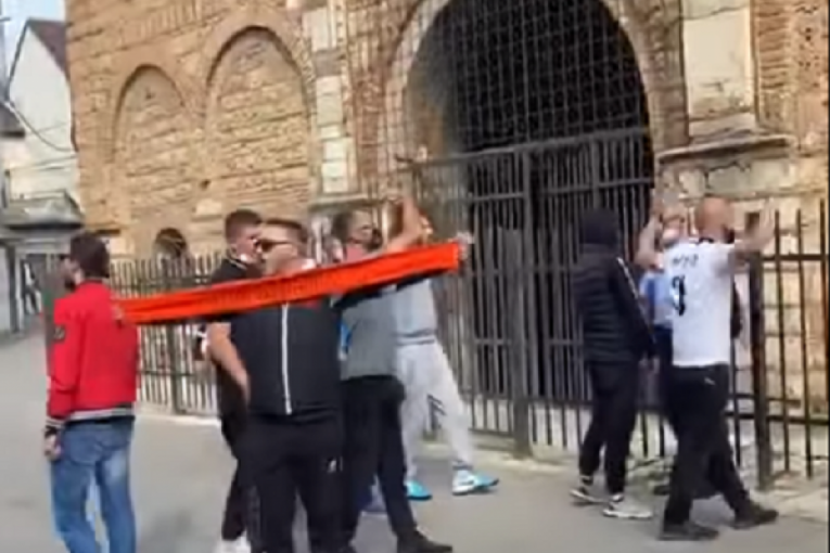 Novi incident na KiM: Navijači ispred Bogorodice Ljeviške uzvikivali „Kosovo je srce Albanije“ i vređali vernike (VIDEO)
