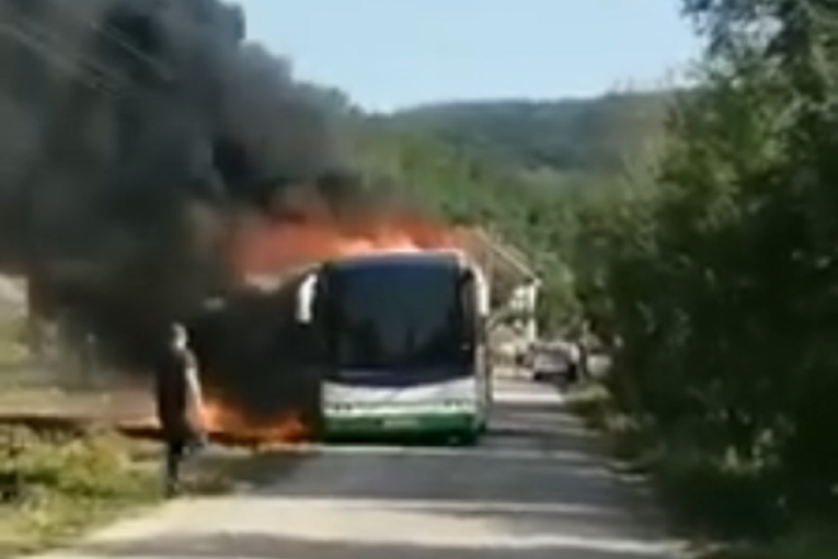 Vatra progutala autobus kod Vranja: Putnici uspeli da se spasu (VIDEO)